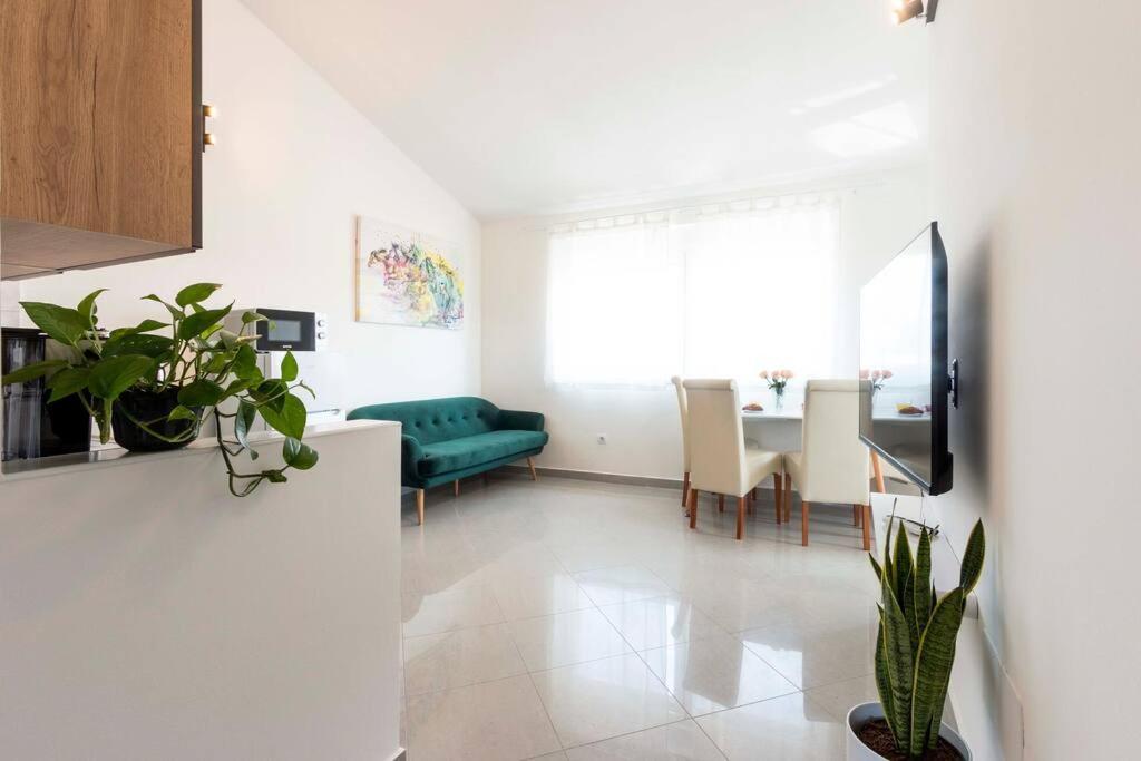 Cozy Apartment With Private Parking מדולין מראה חיצוני תמונה