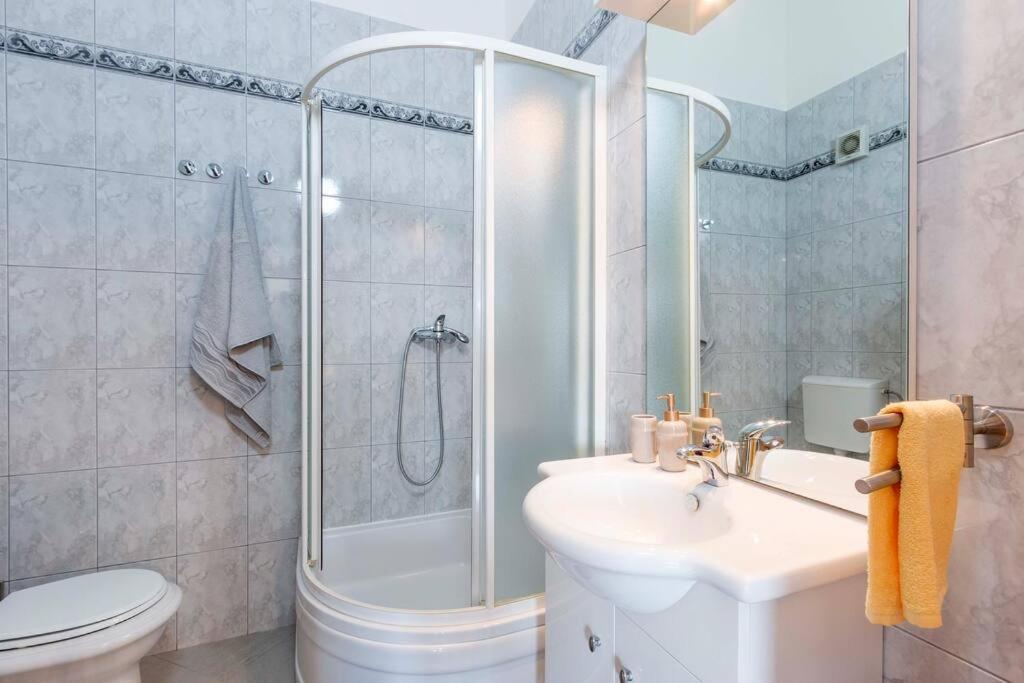 Cozy Apartment With Private Parking מדולין מראה חיצוני תמונה